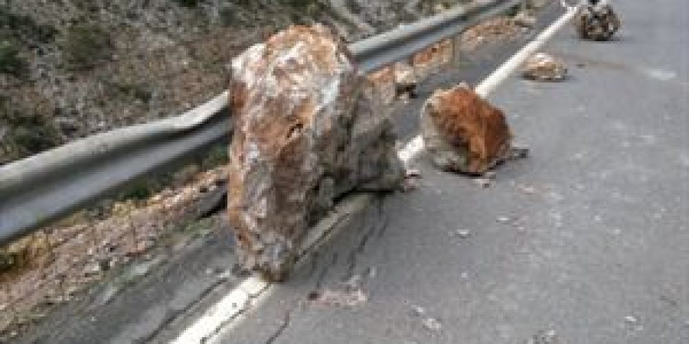 Βράχος έπεσε σε λεωφορείο που λίγο νωρίτερα μετέφερε μαθητές στο Καστέλι Χανίων