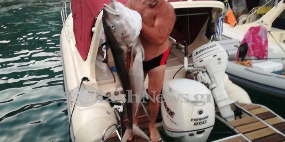 Χανιώτης σήκωσε ψάρι 30 κιλά από το βυθό στο Λουτρό και έγινε χαμός (φωτό)