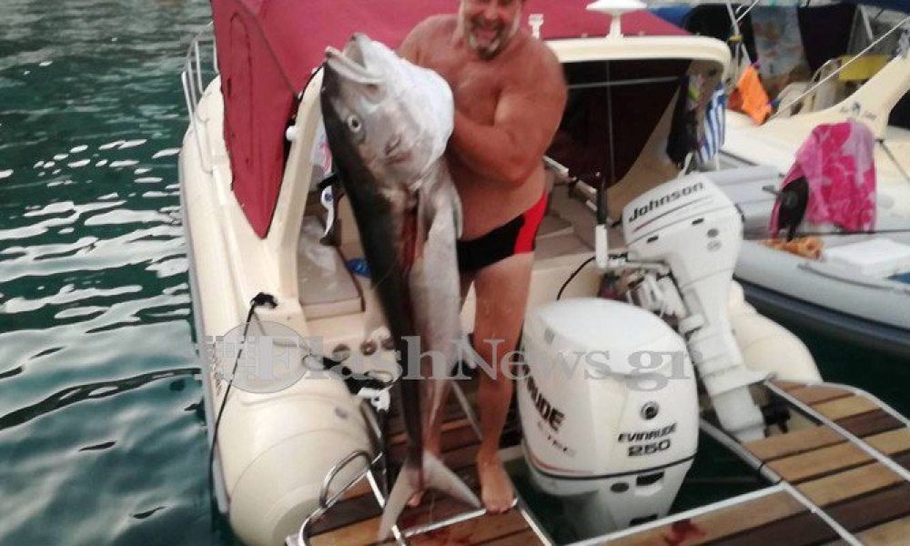 Χανιώτης σήκωσε ψάρι 30 κιλά από το βυθό στο Λουτρό και έγινε χαμός (φωτό)