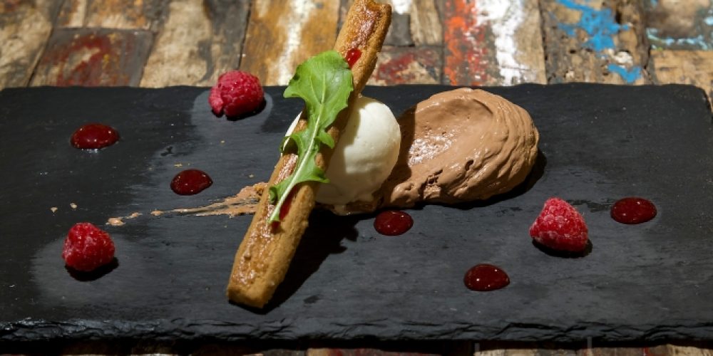 Ο μάγος της σοκολάτας σερβίρει τις δημιουργίες του σε γνωστό στέκι των Χανίων (Photos)