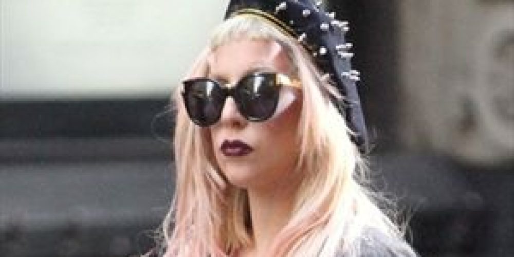 Πέφτουν τα μαλλιά της Lady Gaga!