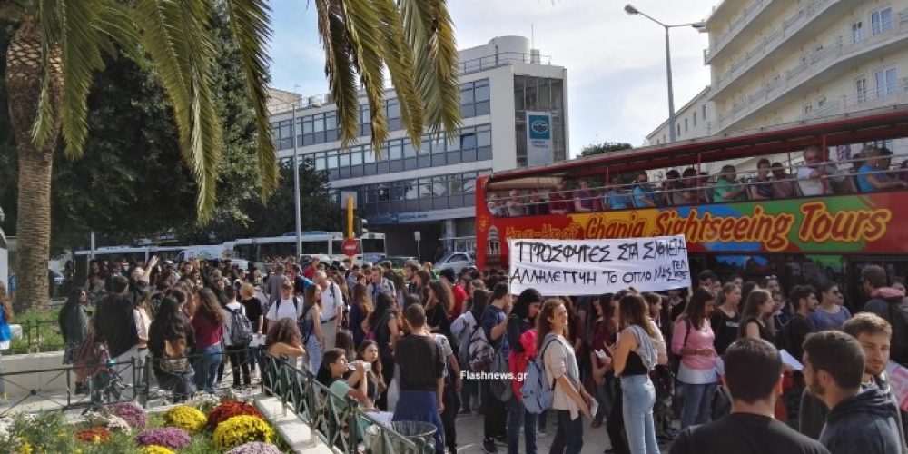 Μαθητές των Χανίων διαδηλώνουν υπέρ των προσφύγων στα σχολεία (φωτο-βίντεο)
