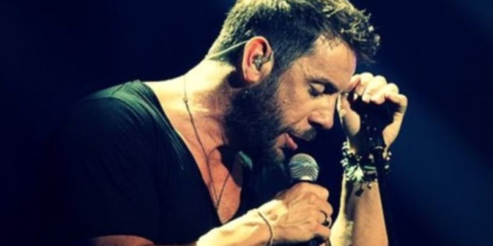 Γιώργος Μαζωνάκης: Ξέσπασε σε κλάματα και διέκοψε τη συναυλία του