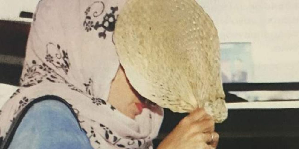 Το κρυφτό της μαυρισμένης Μενεγάκη στο αεροδρόμιο: Τυλιγμένη με μαντίλα και με βεντάλια στο πρόσωπο (Photos)