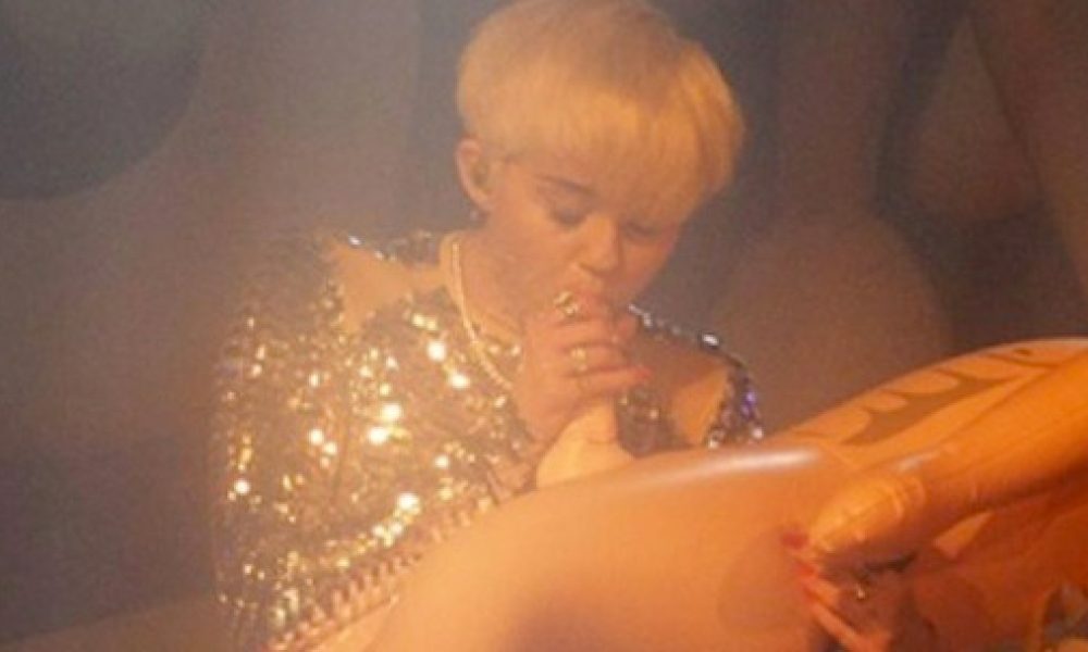 Χαμός - Η Miley Cyrus διδάσκει πώς γίνεται το σωστό... στοματικό σεξ!