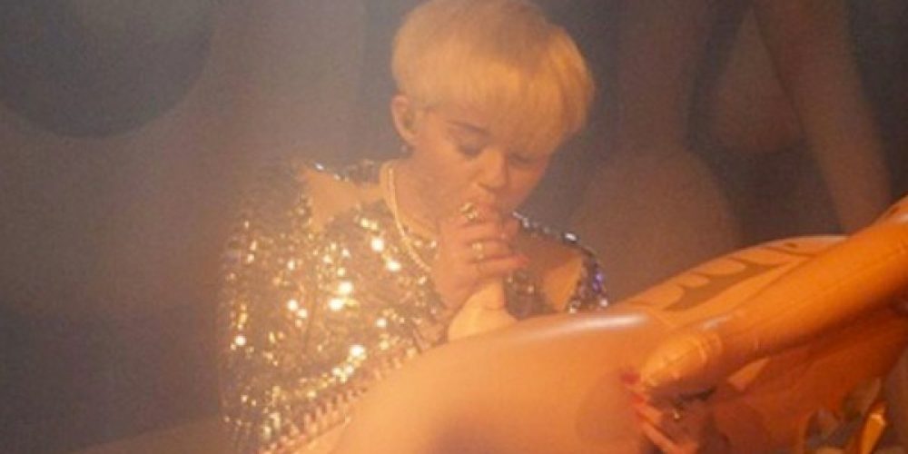 Χαμός – Η Miley Cyrus διδάσκει πώς γίνεται το σωστό… στοματικό σεξ!