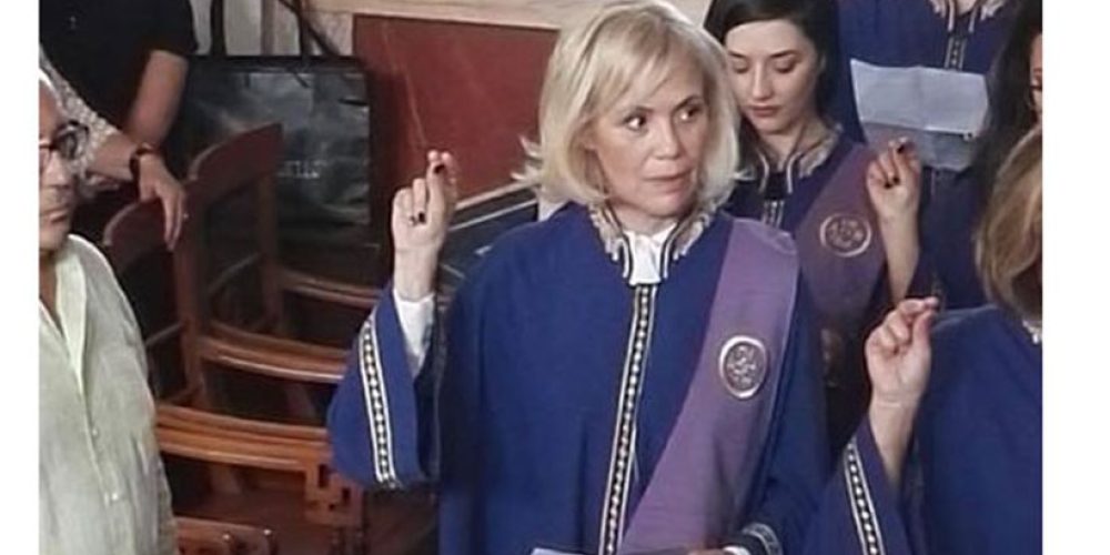 Η ηθοποιός Κωνσταντίνα Μιχαήλ πήρε το πτυχίο της στη Θεολογία
