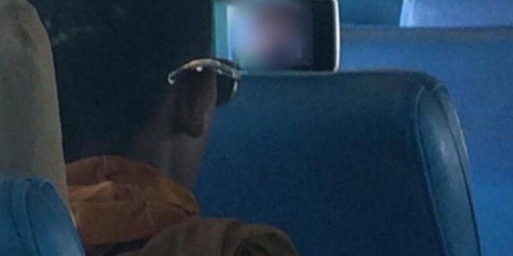 Βίντεο: Μοναχός έβλεπε πορνό μέσα σε λεωφορείο!