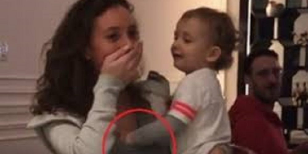 Το βίντεο που έγινε viral: Νεαρό μοντέλο αφήνει το μικρό της ανιψιό να «παίξει» με το στήθος της