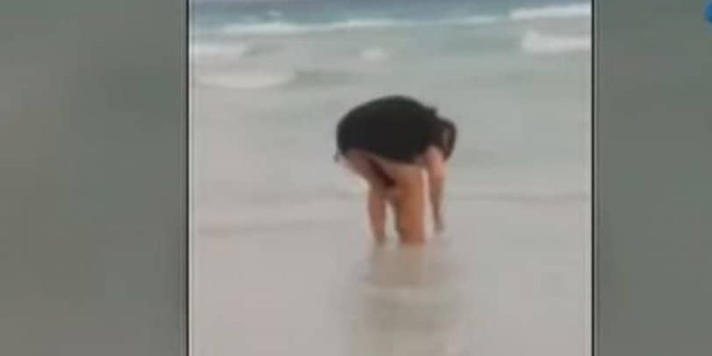 Παραλία έκλεισε για 3 μέρες επειδή μία μητέρα έθαψε την πάνα της κόρης της (vid)