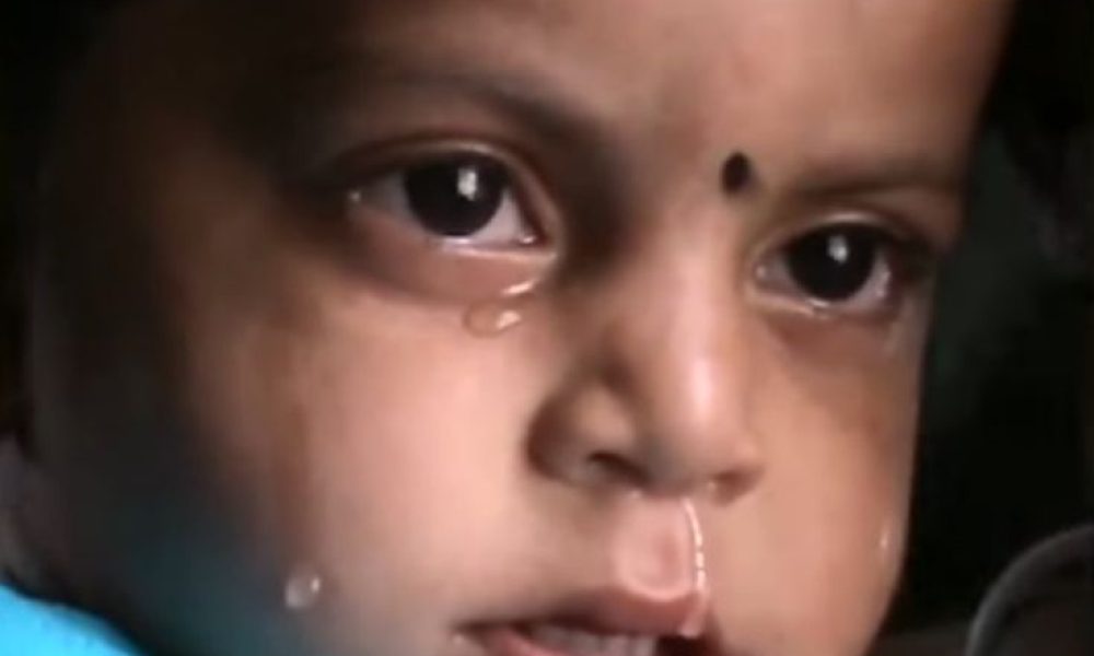 Συγκλονίζει το βίντεο με το μωρό που θηλάζει τη νεκρή μητέρα του
