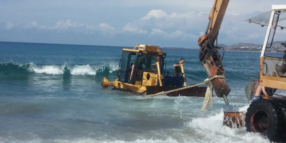 Μπουλντόζα βρέθηκε να επιπλέει σε παραλία στην Παλαιόχωρα