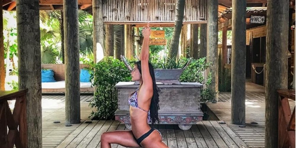 Η Χριστίνα Μπόμπα κάνει yoga με σέξι μπικίνι