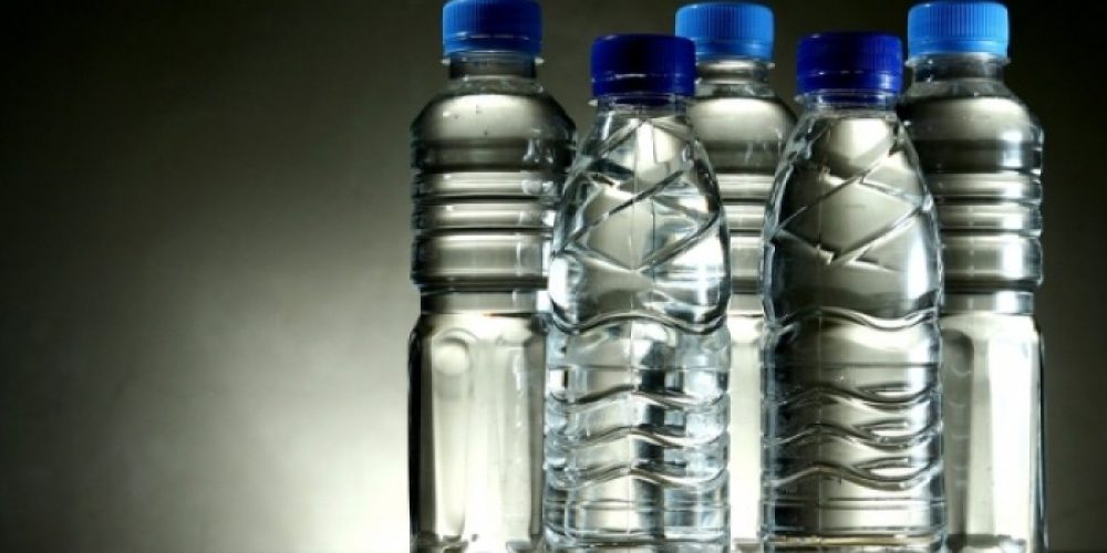 Ξαναχρησιμοποιείτε τα πλαστικά μπουκάλια του νερού;  Δείτε από τι κινδυνεύετε