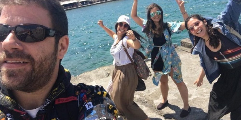 Ηθοποιοί ποζάρουν στο λιμάνι των Χανίων και ρίχνουν το Instagram