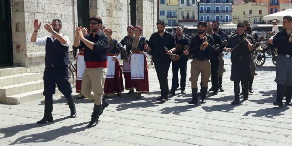 Χανιά: Το Μπρούσκο χορεύει Κρητικά στο παλιό λιμάνι και ξεσηκώνει όλη την πόλη