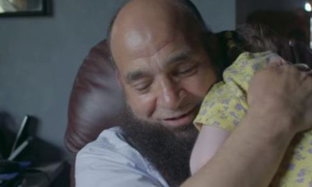 Παιδιά χωρίς γονείς πεθαίνουν στην αγκαλιά αυτού του άνδρα