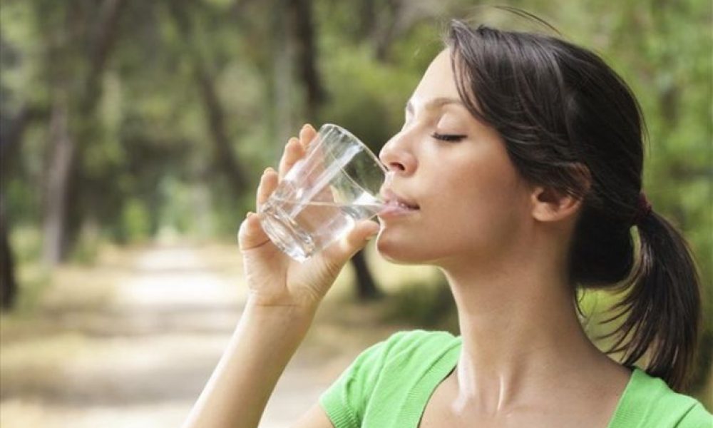 Τρία σημάδια ότι πρέπει να πίνετε περισσότερο νερό