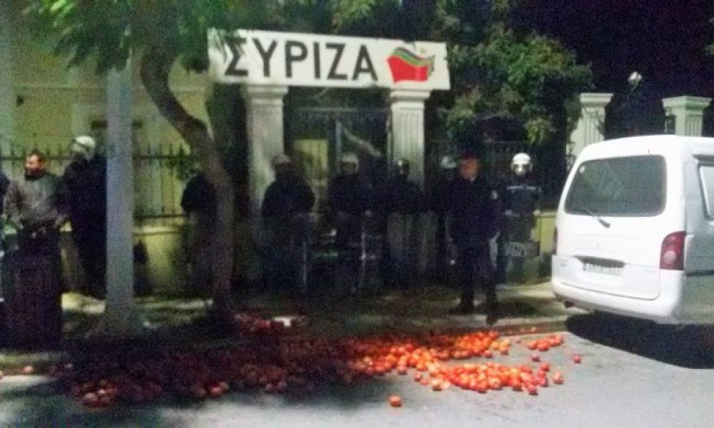 Χανιά: Αγρότες πέταξαν ντομάτες έξω απ’ τα γραφεία του ΣΥΡΙΖΑ (Photos)