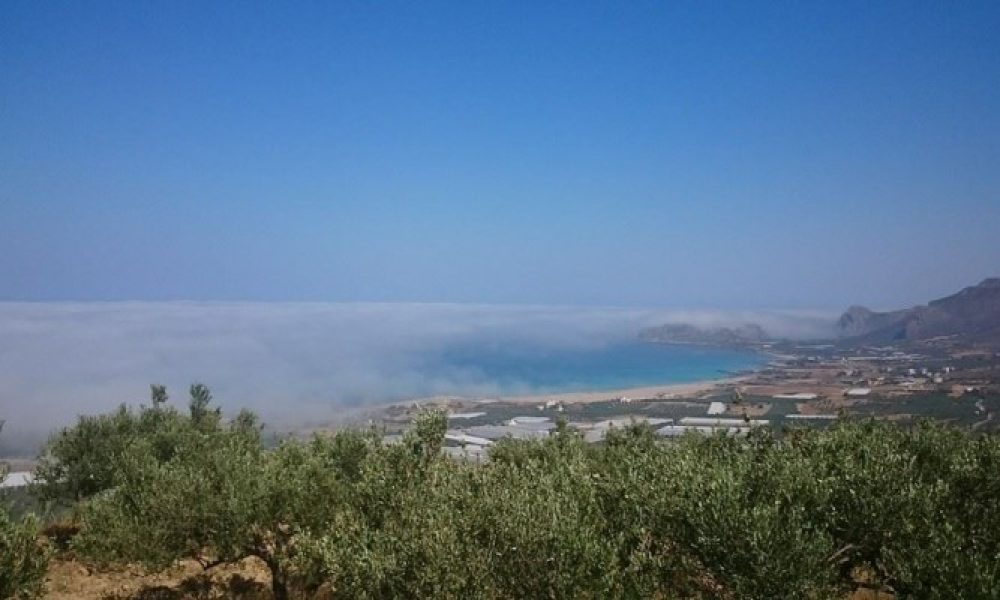 Η παραλία στα Φαλάσαρνα "σκεπάστηκε" από ομίχλη (φωτο)