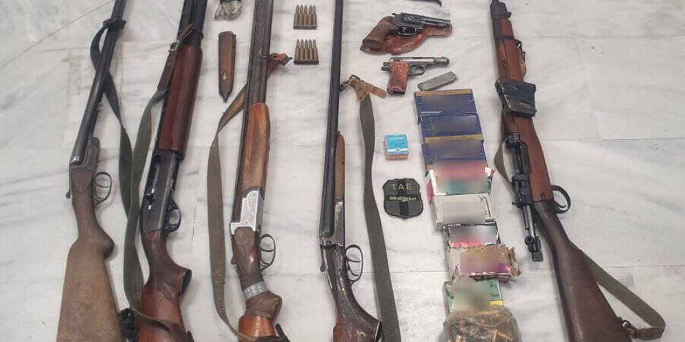 Χανιά: Όπλα κροτίδες και εκατοντάδες σφαίρες βρήκε η Αστυνομία – Τέσσερις συλλήψεις
