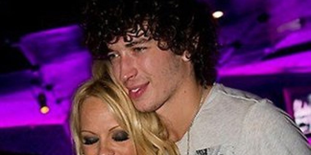 Ο σέξι χορός της Pamela Anderson με 23χρονο!