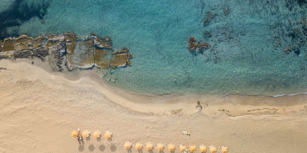 Κρήτη: Ποιες είναι οι απάτητες παραλίες που θα απαγορεύονται ξαπλώστρες και ομπρέλες (Χάρτες)