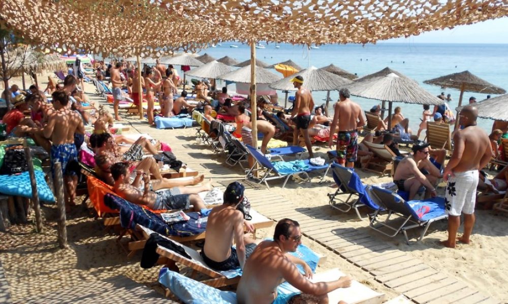 Τέρμα τα χαϊλίκια στις παραλίες Απαγορεύονται τραπεζοκαθίσματα, ξύλινα δάπεδα και… dj