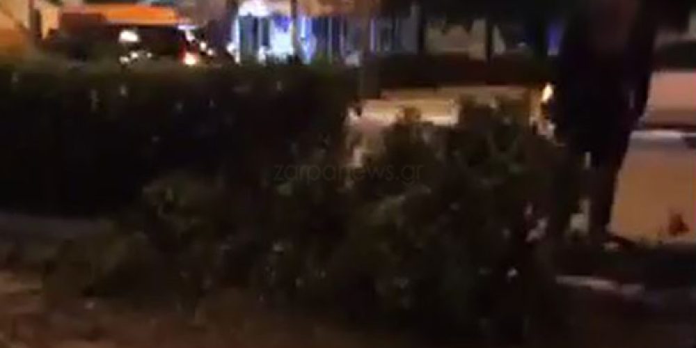Τα πήρε όλα παραμάζωμα – Τρελή πορεία αυτοκινήτου τη νύχτα στο κέντρο των Χανίων (Video)