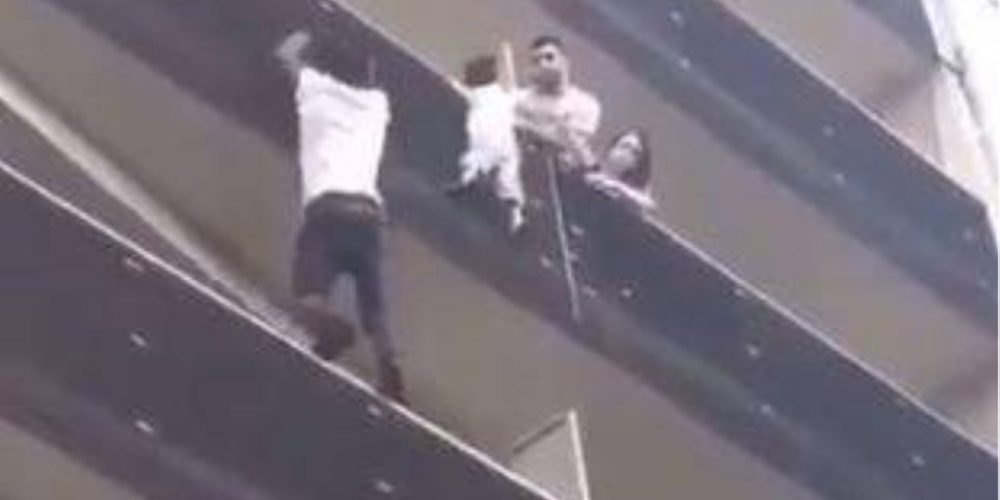 Σκαρφάλωσε τέσσερις ορόφους για να σώσει 4χρονο παιδί που κρεμόταν στο κενό (video)