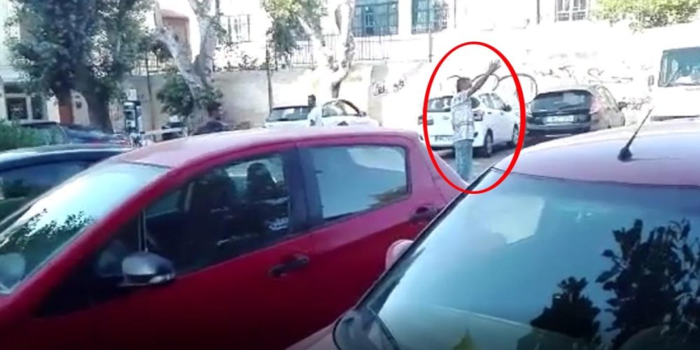 Ανεξέλεγκτοι οι παράνομοι «παρκαδόροι» στα Χανιά – Ζητούν χρήματα από τους οδηγούς για μία θέση στάθμευσης! (video)