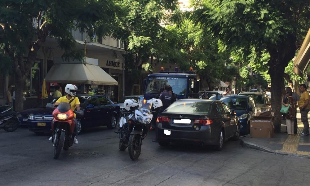 Χανιά: Χαμός στην Κυδωνίας! Πάρκαρε ανάποδα, έβρισε τους αστυνομικούς και κατέληξε στο τμήμα (Photos)