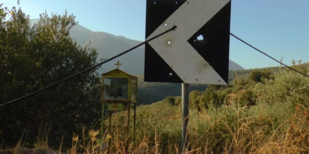 Μόνο στην Κρήτη… Πυροβόλησαν πινακίδα για να περάσουν λάστιχο ποτίσματος (Photo-Video