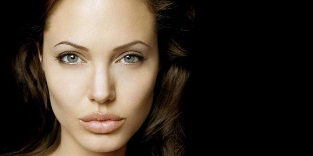 Angelina Jolie: Απέλυσε τη νταντά γιατί είχε έρθει κοντά με τον Brad Pitt
