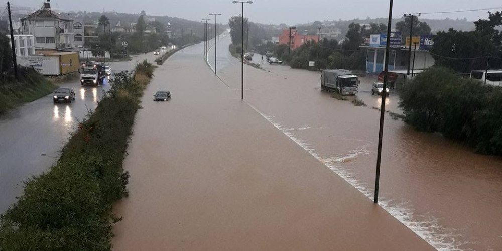 Επιτυχημένα τα έργα της ΔΕΥΑΧ, για να μην πλημμυρίσει ξανά η Εθνική οδός στα Χανιά (φωτο)