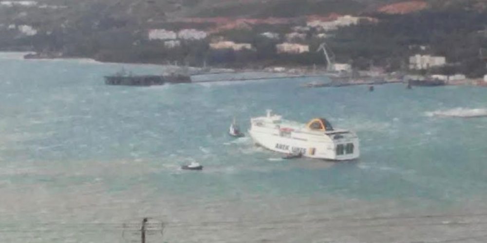 Χανιά: Μάχη με τα κύματα το πλοίο της ΑΝΕΚ – Προσπαθεί να δέσει στο λιμάνι