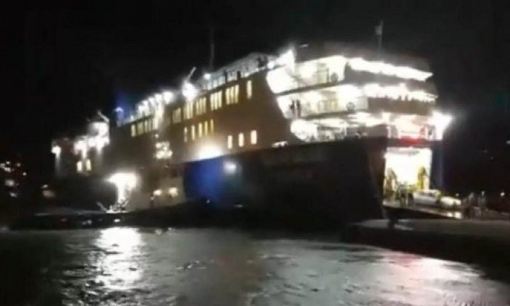 Πλοίο δεν μπορεί να δέσει στο λιμάνι λόγω των ισχυρών ανέμων (βίντεο)