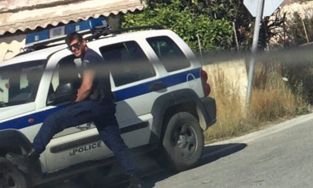 Αναζητείται διακαώς ο «καυτός» αστυνομικός που πόζαρε για την τουρίστρια