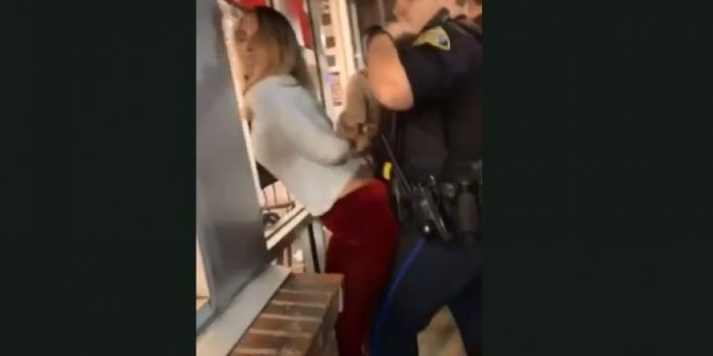 Μεθυσμένη τρίβεται σε αστυνομικό την ώρα που την συλλαμβάνει και του λέει: «Σου αρέσει;» (video)