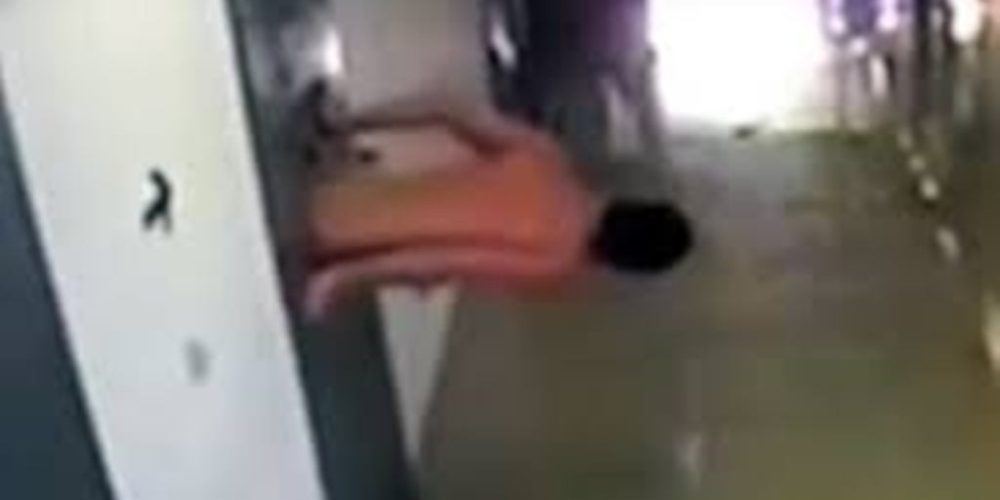 Απίστευτο βίντεο: Απέδρασε από το πορτάκι του φαγητού στην πόρτα του κελιού του