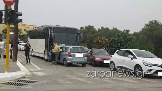 Χανιά: Απίστευτο τρακάρισμα – Μετωπική σύγκρουση αυτοκινήτου με τουριστικό λεωφορείο στην Χρυσή Ακτή (φωτο)
