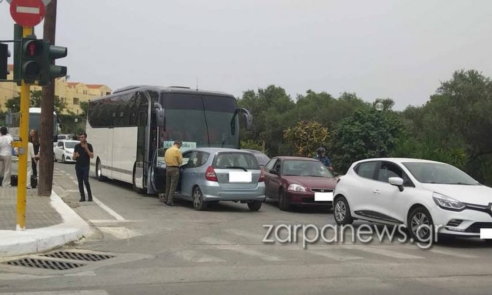 Χανιά: Απίστευτο τρακάρισμα - Μετωπική σύγκρουση αυτοκινήτου με τουριστικό λεωφορείο στην Χρυσή Ακτή (φωτο)
