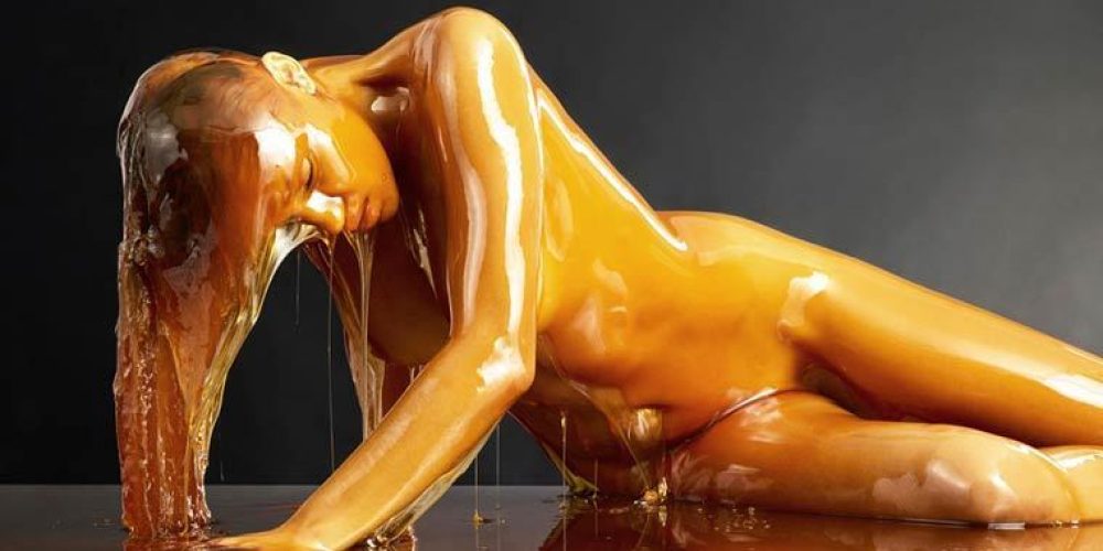 Γυμνά σώματα «παγιδευμένα» στο μέλι μετατρέπονται σε υπέροχα έργα τέχνης (video)