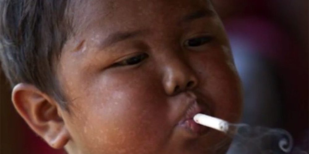 Η νέα ζωή του δίχρονου παιδιού που κάπνιζε 40 τσιγάρα τη μέρα
