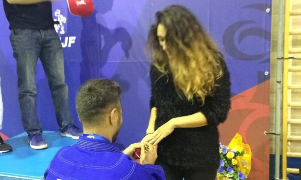 Χανιώτης πρωταθλητής κάνει πρόταση γάμου στην κοπέλα του με το μετάλλιο στο στήθος (Video)