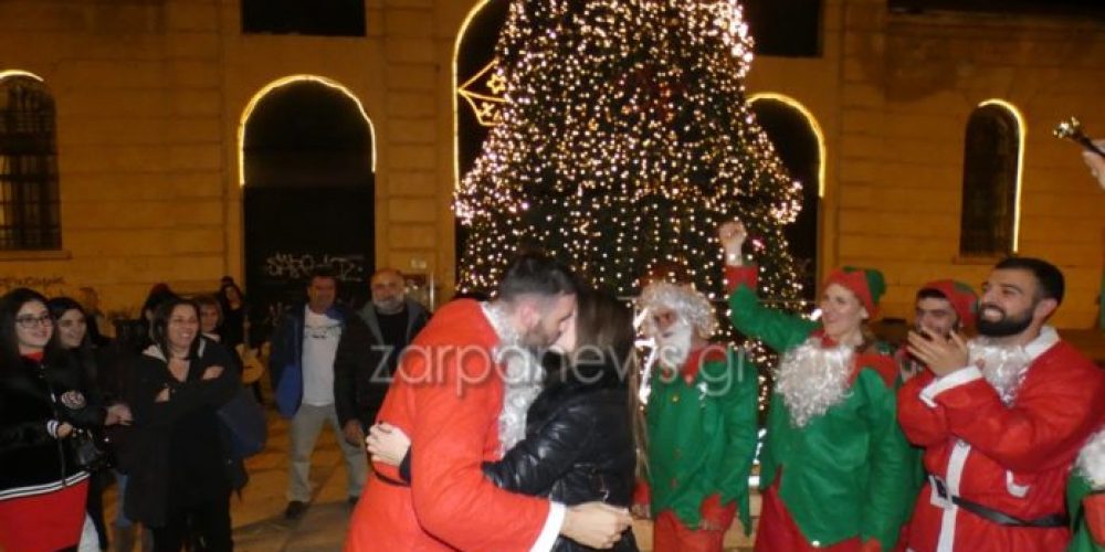 Ο Άγιος Βασίλης της έκανε πρόταση γάμου μπροστά από το δέντρο στα Χανιά (Photos-Video)