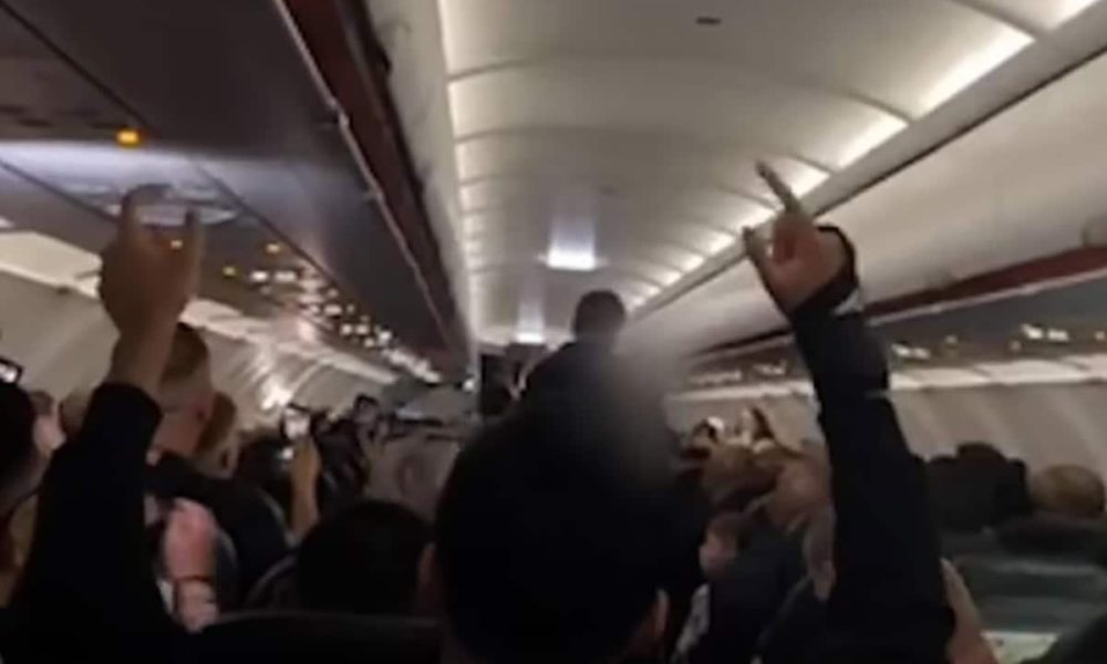 Κρήτη: Viral το βίντεο με την απομάκρυνση του ζευγαριού που προκάλεσε αναγκαστική προσγείωση – Ζητωκραύγασαν οι επιβάτες