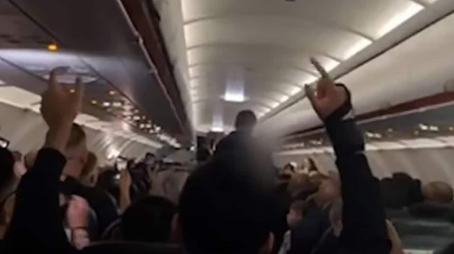 Κρήτη: Viral το βίντεο με την απομάκρυνση του ζευγαριού που προκάλεσε αναγκαστική προσγείωση – Ζητωκραύγασαν οι επιβάτες
