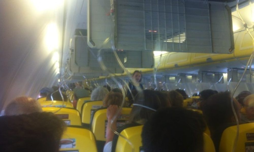 Κόλαση σε πτήση της Ryanair Έπεσαν οι μάσκες οξυγόνου στην πτήση Χανιά – Αϊντχόφεν (Photos)