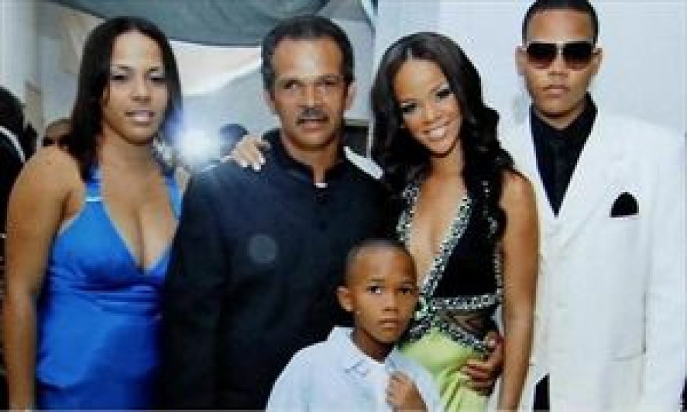 Τρία χαμένα αδέρφια της ανακάλυψε η Rihanna!